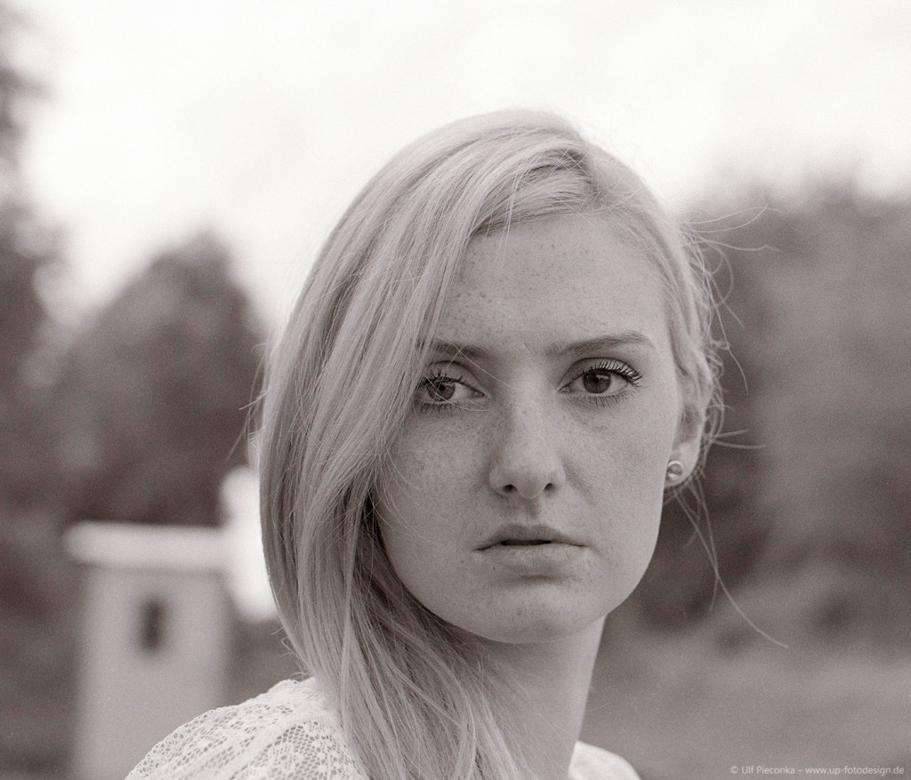 Model Julia in schwarz-weiß auf Ilford HP5 plus - Fotograf Ulf Pieconka