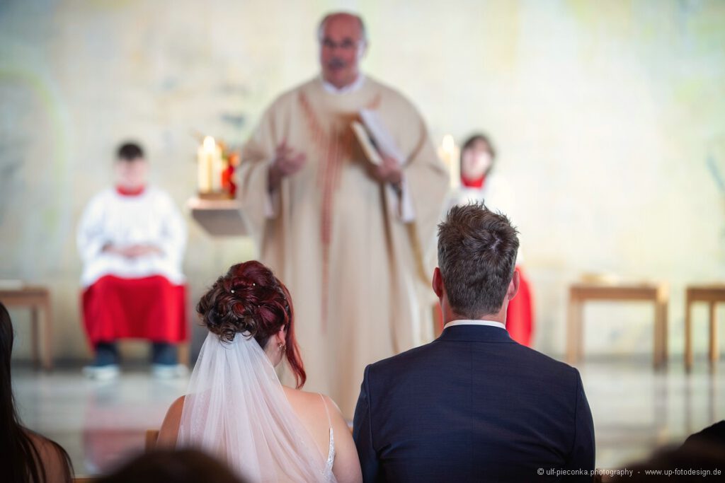 Fotograf Ulf Pieconka Fotoshooting - Hochzeit 08/2023 Brautpaar in der Kirche